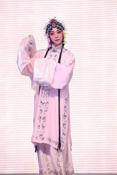 昆曲艺术家张军(年度表演艺术家)表演《牡丹亭――游园惊梦选段《山桃红》》