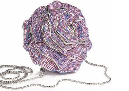 Judith Leiber的纯手工手包是玫瑰花瓣的形状